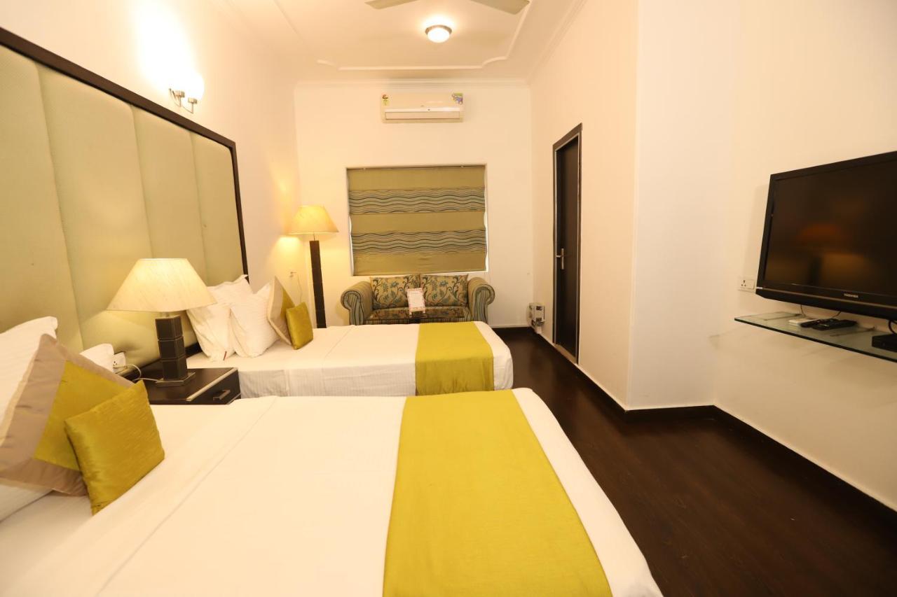 Hotel Capitol Hills - Greater Kailash Delhi 뉴델리 외부 사진