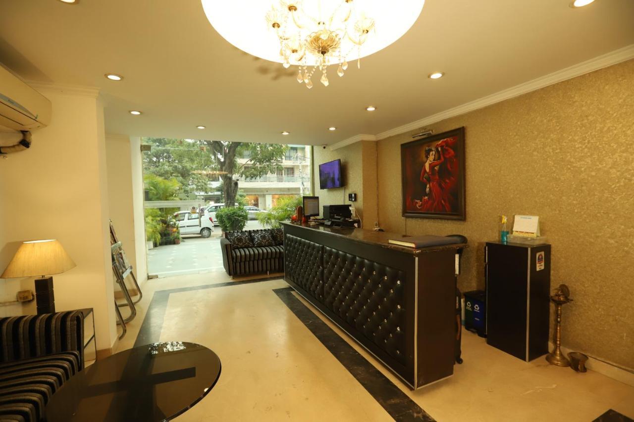 Hotel Capitol Hills - Greater Kailash Delhi 뉴델리 외부 사진