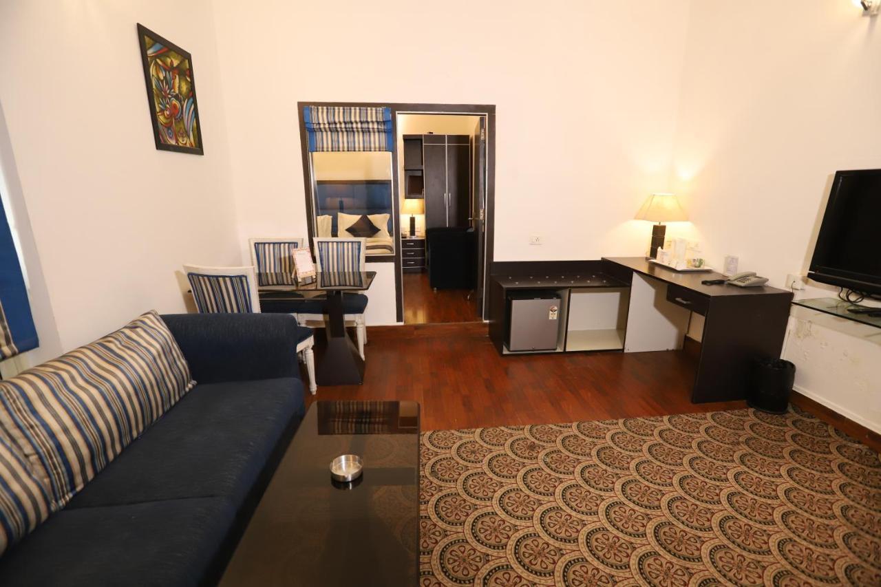 Hotel Capitol Hills - Greater Kailash Delhi 뉴델리 외부 사진
