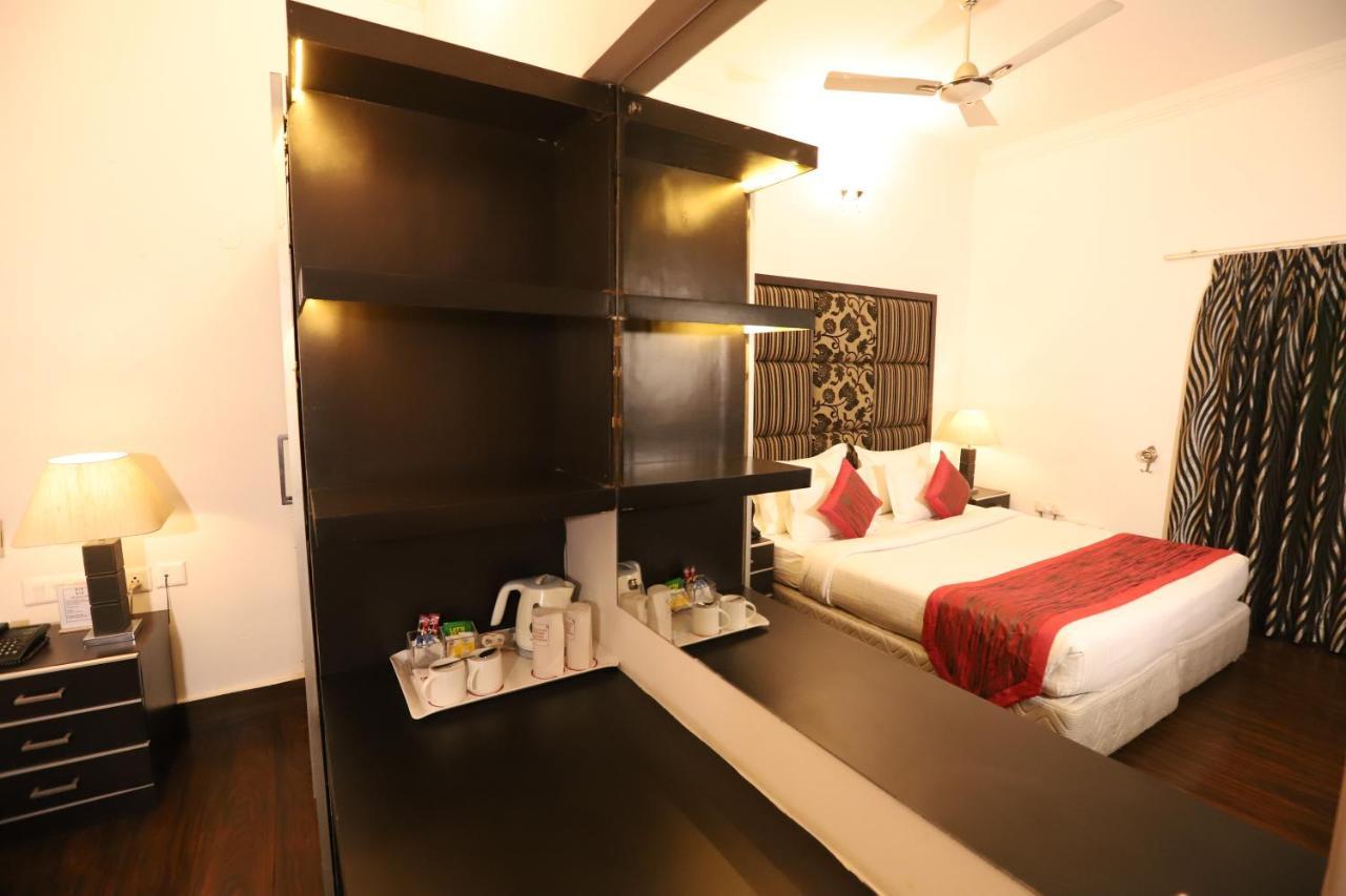 Hotel Capitol Hills - Greater Kailash Delhi 뉴델리 외부 사진