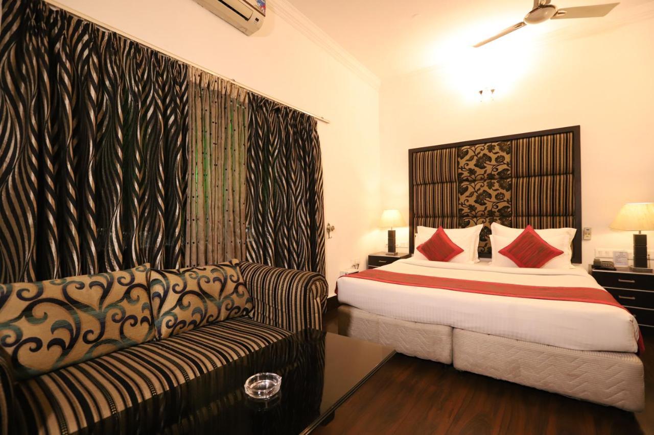 Hotel Capitol Hills - Greater Kailash Delhi 뉴델리 외부 사진